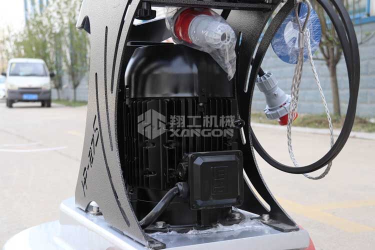 拋光機是為了讓地面表面有光澤，需要先研磨后才可以拋光。拋光分為粗拋和精拋，這時候可以使用拋光機，配合拋光墊，提高地面的光澤度。高速地坪拋光機讓你輕松完成地坪拋光工作，提高地坪亮度。