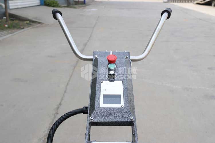 拋光機是為了讓地面表面有光澤，需要先研磨后才可以拋光。拋光分為粗拋和精拋，這時候可以使用拋光機，配合拋光墊，提高地面的光澤度。高速地坪拋光機讓你輕松完成地坪拋光工作，提高地坪亮度。