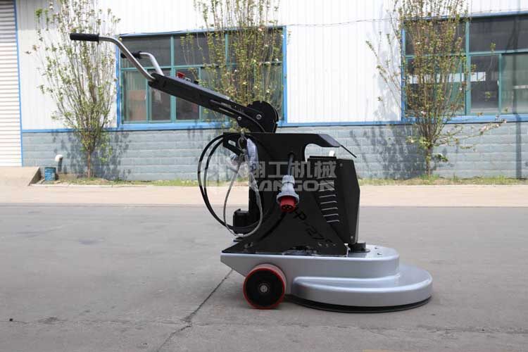 拋光機是為了讓地面表面有光澤，需要先研磨后才可以拋光。拋光分為粗拋和精拋，這時候可以使用拋光機，配合拋光墊，提高地面的光澤度。高速地坪拋光機讓你輕松完成地坪拋光工作，提高地坪亮度。