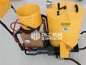 翔工瀝青灌縫機(jī)打造競(jìng)爭(zhēng)優(yōu)勢(shì)，在養(yǎng)護(hù)設(shè)備市場(chǎng)中脫穎而出