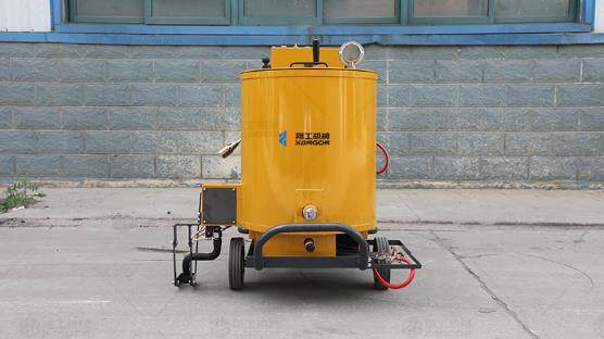 瀝青灌縫機(jī)整機(jī)配備發(fā)電機(jī)組，可以提供充足動力