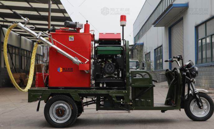 瀝青灌縫機(jī)裂縫修補(bǔ)，橫向縱向都可以